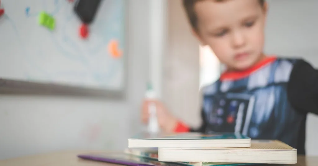 découvrez l'importance de la littératie précoce pour le développement des compétences en lecture et en écriture chez les jeunes enfants.